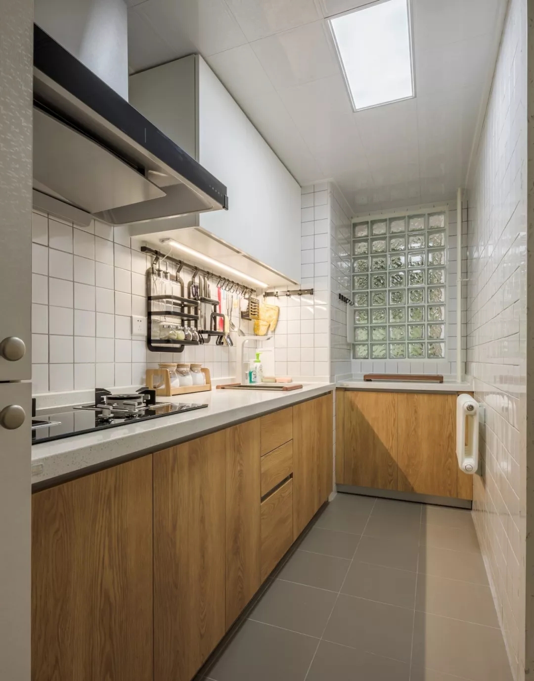 木质的橱柜构成一个U型的厨房格局，临窗的明亮采光，让烹饪更加宽松舒适。-家居美图_装一网装修效果图