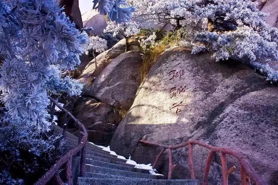 神秘谷为天柱山一大奇观,位于飞来峰下,号称花岗岩洞第一秘府,有"